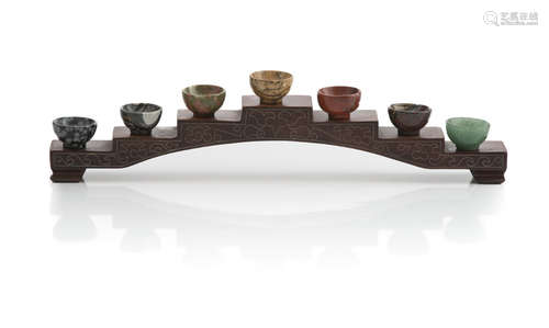 A SET OF SEVEN HARD STONE BOWLS. CHINA 20TH CENTURY. Total size cm. 8 x 30. SETTE PICCOLE COPPE IN