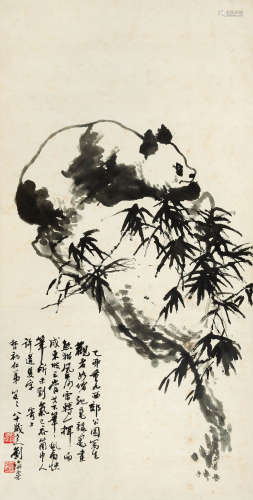 刘海粟（1896～1994） 1975年作 竹石熊猫 立轴 水墨纸本