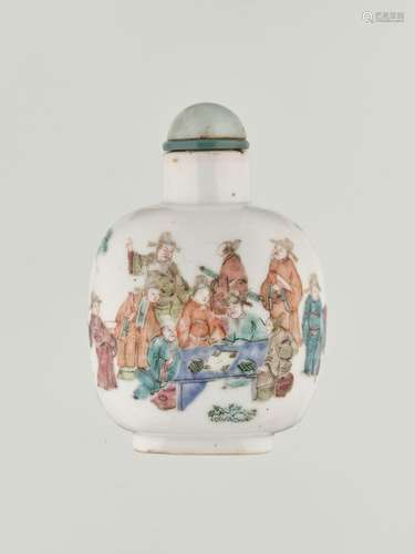 A LARGE FAMILLE ROSE ‘WEIQI PLAYERS’ PORCELAIN SNUFF BO…