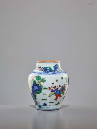 A TRANSITIONAL WUCAI BALUSTER ‘LADY AND BOYS’ VASE, 17T…