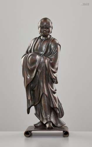 AN EXCELLENT BRONZE STATUE OF DARUMA, 17th/18th CENTURY