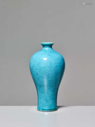 A TURQUOISE GLAZED MEIPING VASE, 18TH CENTURY