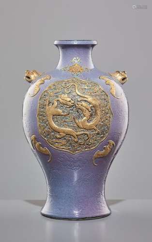 AN INCISED AND GILT ‘DRAGON’ PORCELAIN MEIPING, LATE QI…