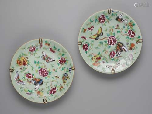 A PAIR OF ENAMELED ‘BUTTERFLY’ PLATES, LATE QING DYNAST…