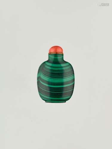 AN EARLY MALACHITE ‘WAVES’ SNUFF BOTTLE, 1750 1850