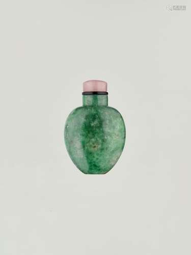 A MOTTLED GREEN JADEITE SNUFF BOTTLE, 1785 1880