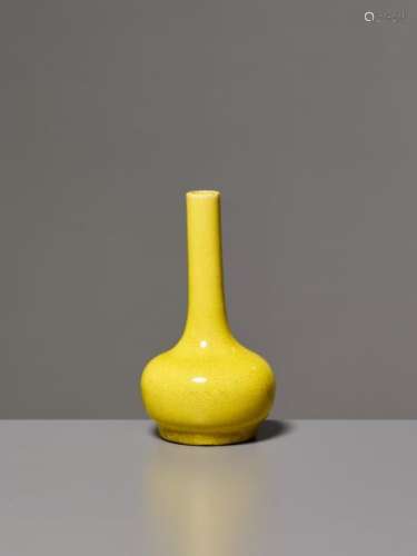 A YELLOW GLAZED MONOCHROME BOTTLE VASE, QING DYNASTY