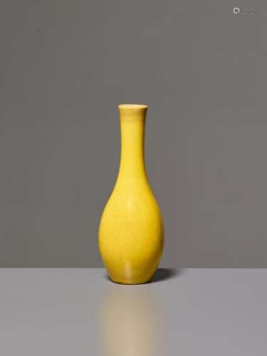 A YELLOW GLAZED MONOCHROME BALUSTER VASE, 18TH CENTURY