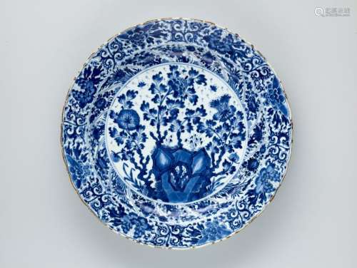 A LARGE BLUE AND WHITE FLORAL PLATE, KANGXI