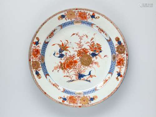 A LARGE IMARI PORCELAIN PLATE, 18TH CENTURY