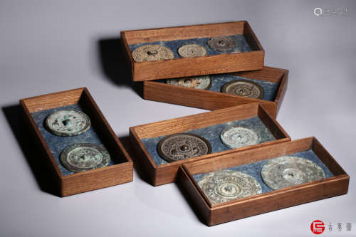 明代.“近泉铸造”款包浆醇厚精铜铸造古铜镜12件一组（附木盒）