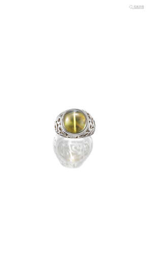 A Cat's Eye Chrysoberyl and Diamond Ring