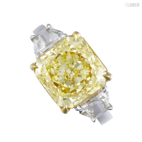 5.56克拉正方形中彩黃鑽石配鑽石戒指