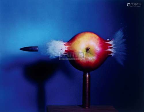 哈罗德·艾格顿 1964年 子弹射穿苹果 彩色转印 签名