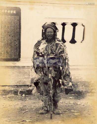 1900年 佚名 龙华寺外乞丐（2张） 蛋白照片