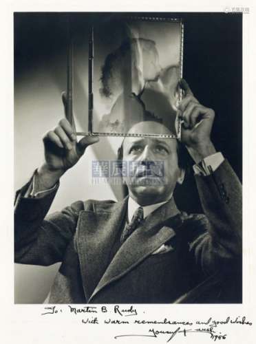 优素福·卡什 1952年 手持底片的卡什自拍像 银盐纸基 签名
