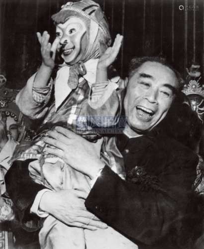 张祖麟 1957年 周总理与小六龄童 银盐纸基