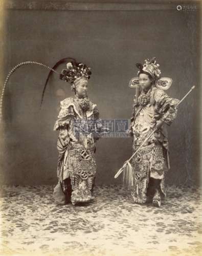 1880s 佚名 戏曲两人站像 蛋白照片
