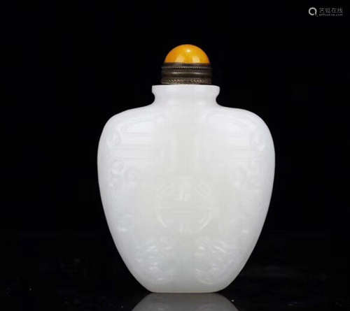 A HETIAN JADE CARVED SNUFF BOTTLE