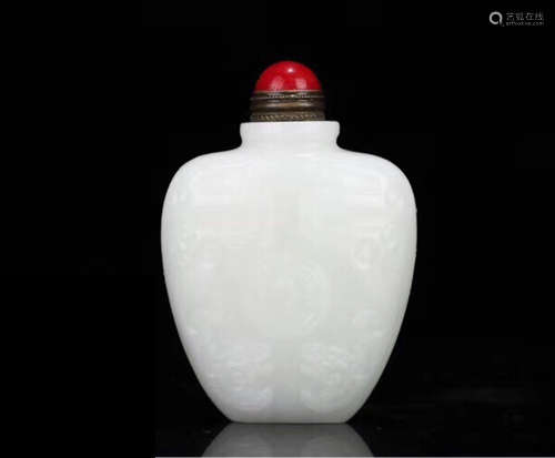 A HETIAN JADE CARVED SNUFF BOTTLE