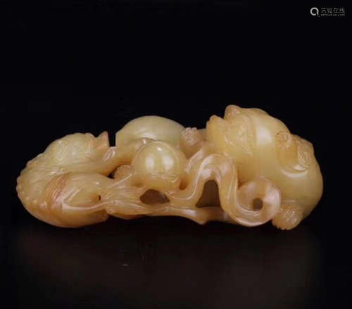 A HETIAN JADE CARVED LIONS SHAPE PENDANT