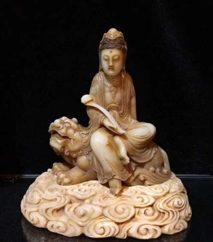 A WHITE TIANHUANG STONE CARVED GUANYIN FIGURE