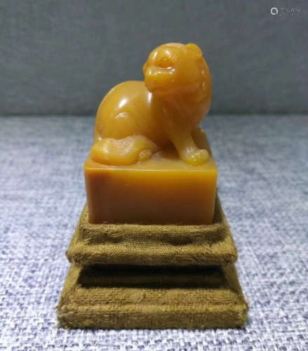 A TIANHUANG STONE CARVED BEAST SEAL