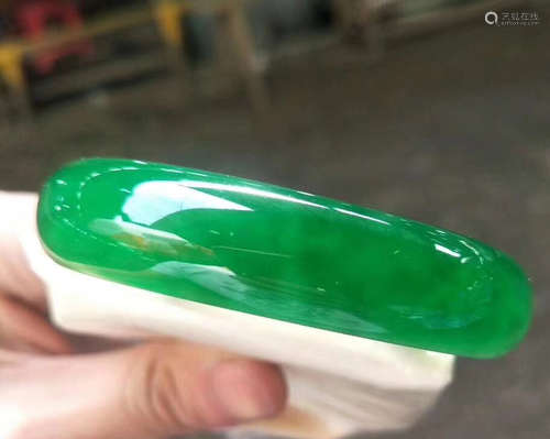 A JADEITE BANGLE