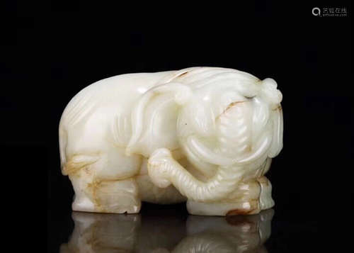 A HETIAN JADE ELEPHANT SHAPE ORNAMENT