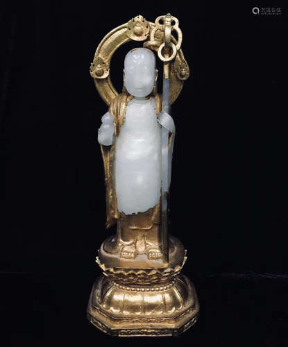 A GILT DECORATED HETIAN JADE BUDDHA STATUE