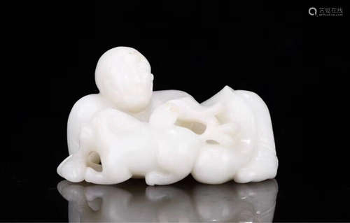 A HETIAN JADE LUOHAN AND TIGER SHAPE PENDANT