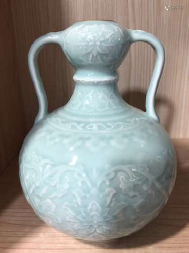 A FLORAL PATTERN DOUBLE EARS GARLIC VASE