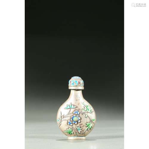 A SILVER AND ENAMEL SNUFF BOTTLE