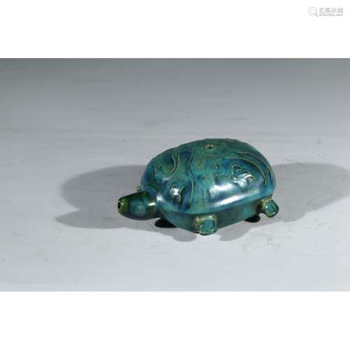 A PORCELAIN TURTLE SHAPE POURING VESSEL