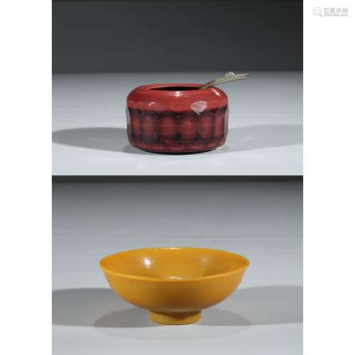 A YELLOW GLASS BOWL AND RED GLASS WASHER