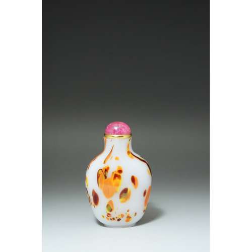 A CARVED WHITE GLASS SNUFF BOTTLE