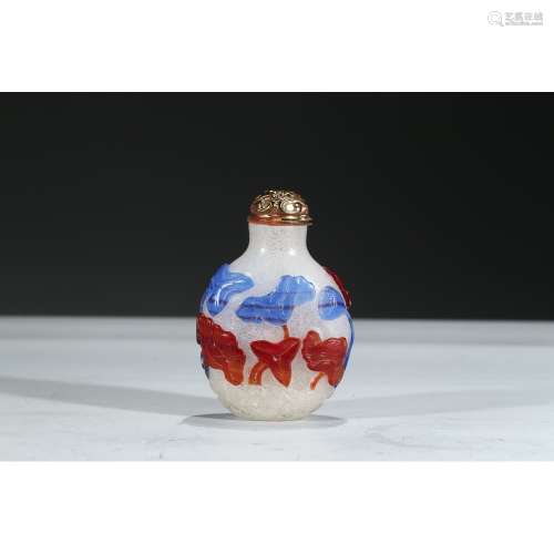 A TWO-COLOR OVERLAY WHITE GLASS SNUFF BOTTLE