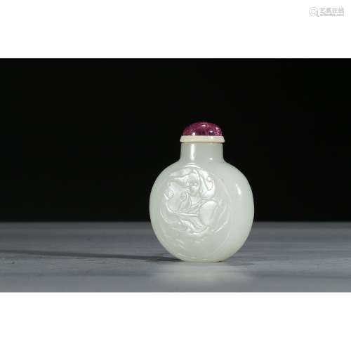 A CARVED WHITE JADE SNUFF BOTTLE