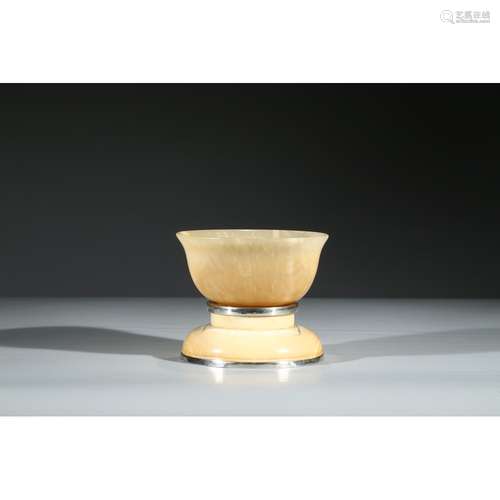 A YELLOW JADE CUPHOLDER AND HORN CARVED BOWL