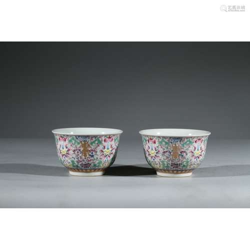 A PAIR OF FAMILLE ROSE ENAMELLED 'FLOWERS' BOWLS