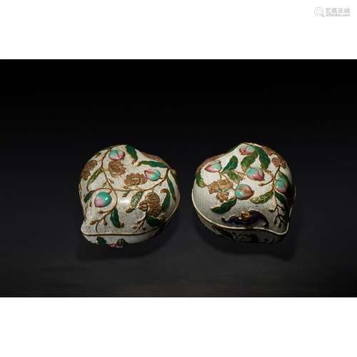 A PAIR OF CLOISONNE ENAMEL 'PEACH' BOXES