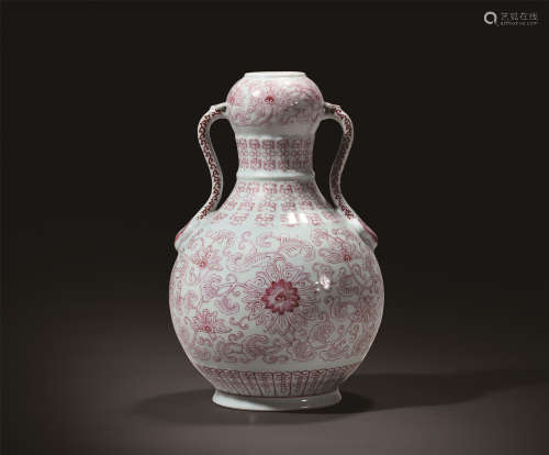 十八世纪 胭脂红西番莲纹如意耳瓶