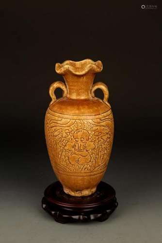 A BOY CARVING FLOWER HEAD PORCELAIN BOTTLE