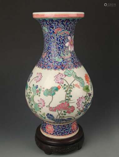 FAMILLE ROSE LOTUS PATTERN DECORATIONAL VASE