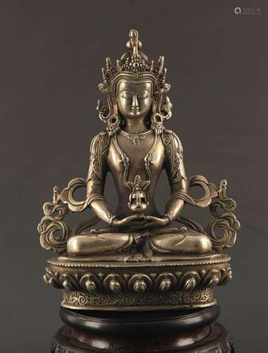 A FINELY CARVED BUDDHA STATUE