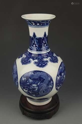 A BLUE AND WHITE DRAGON PATTERN PORCELAIN VASE