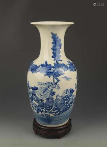 BLUE AND WHITE FLOWER PATTERN DECORATIVE VASE