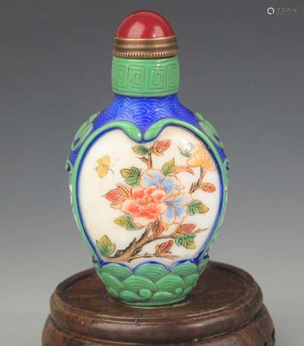 A FLOWER PAINTED GLASS SNUFF BOTTLE