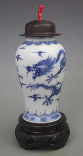 A FINE BLUE AND WHITE PORCELAIN VASE WITH REDWOOD LID