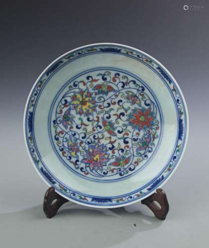 A RARE DOU CAI FLOWER PATTERN PORCELAIN PLATE